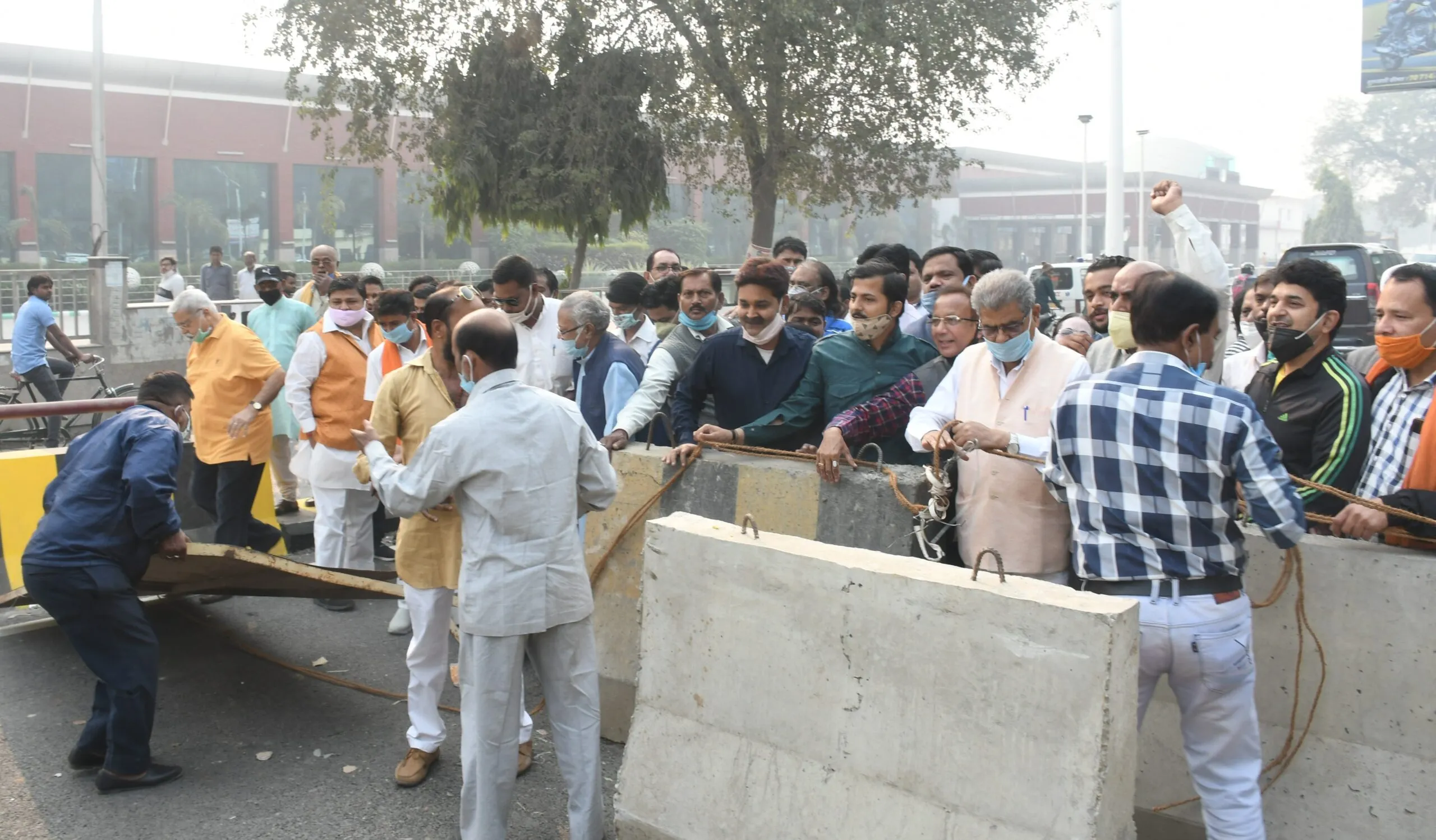 बरेली: डिप्टी सीएम से कराने जा रहे थे उद्घाटन, विधायक ने शुरू करवा दिया पुल