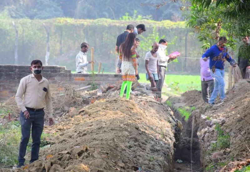 बरेली: श्मशान भूमि के सीमांकन के दौरान हंगामा, टीम से नोकझोंक