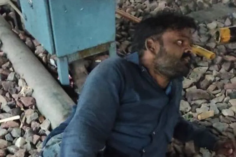 बरेली: श्रमजीवी से कटे युवक के पैर, सुनाई पत्नी की बेवफाई की कहानी