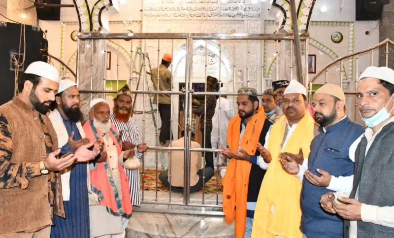 बरेली: परचम कुशाई से शाहदाना वली के उर्स का आगाज
