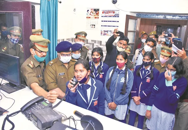 मुरादाबाद: एक घंटे की इंस्पेक्टर लावन्या ने हेलमेट न पहनने पर काटा चालान