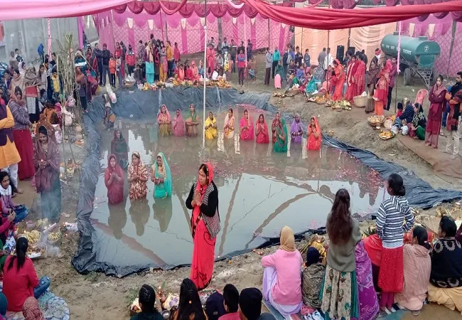 मुरादाबाद: उगते सूर्य को अर्घ्य देकर संपन्न हुआ छठ पर्व, मांगी दुआएं
