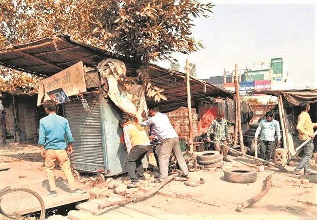 मुरादाबाद: अतिक्रमण हटाओ चला अभियान, ध्वस्त किए आधा दर्जन खोखे