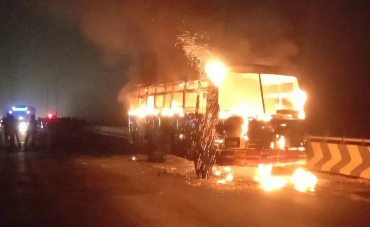 अयोध्या: ओवरब्रिज पर शार्ट सर्किट से रोडवेज बस में लगी आग
