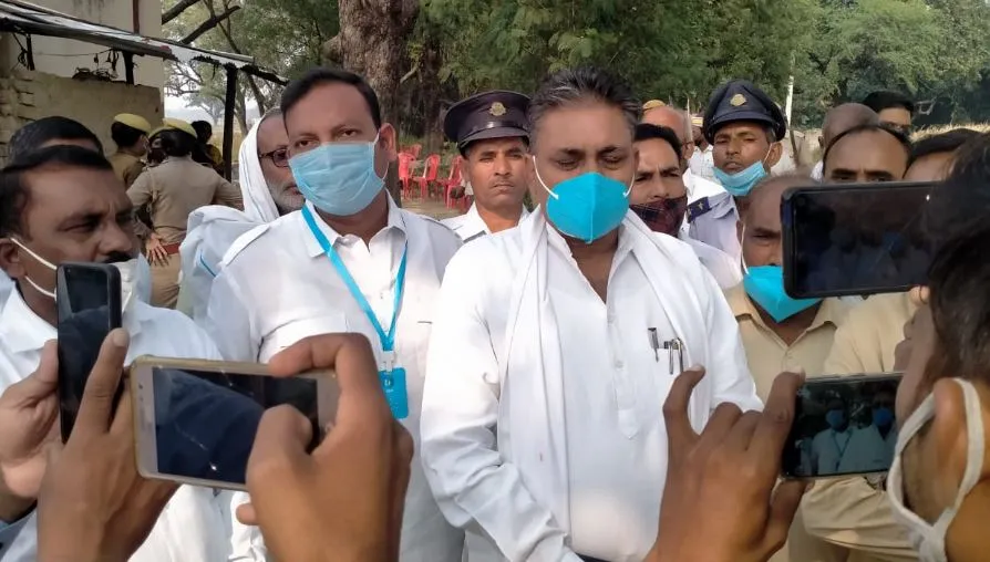 अमेठी: पीड़ित महिला प्रधान से मिला बसपा का प्रतिनिधि मंडल