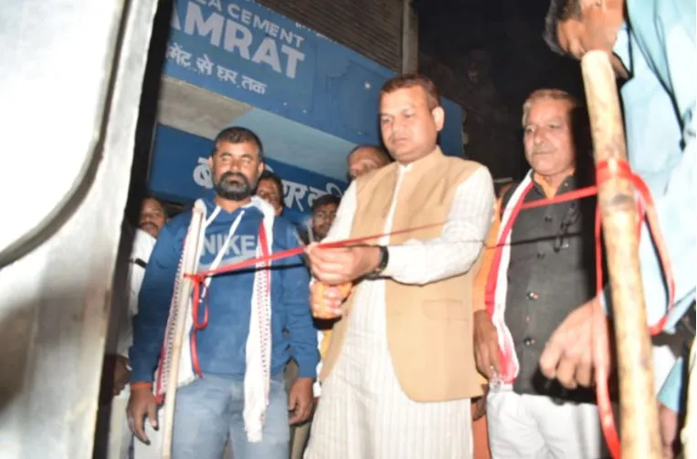 अमेठी: राज्यमंत्री सुरेश ने किया हाई मास्क लाइटों का उद्घाटन