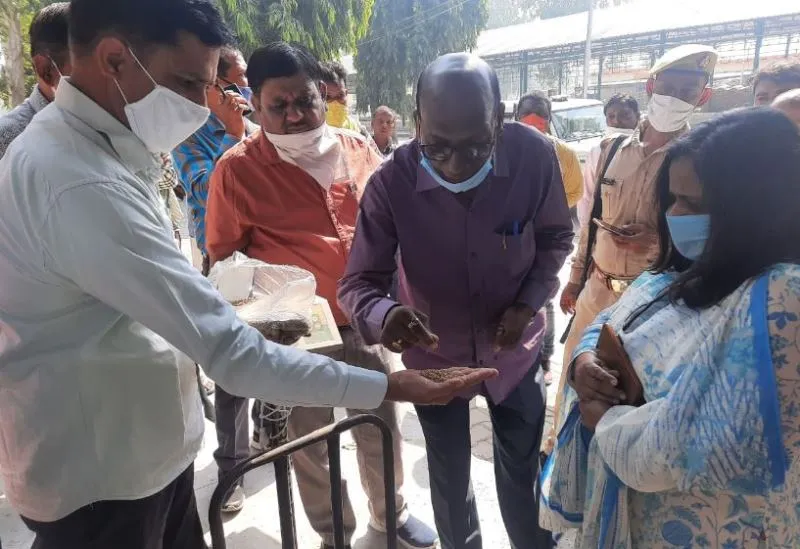 अमेठी: एडीएम ने धान क्रय केंद्र का किया औचक निरीक्षण