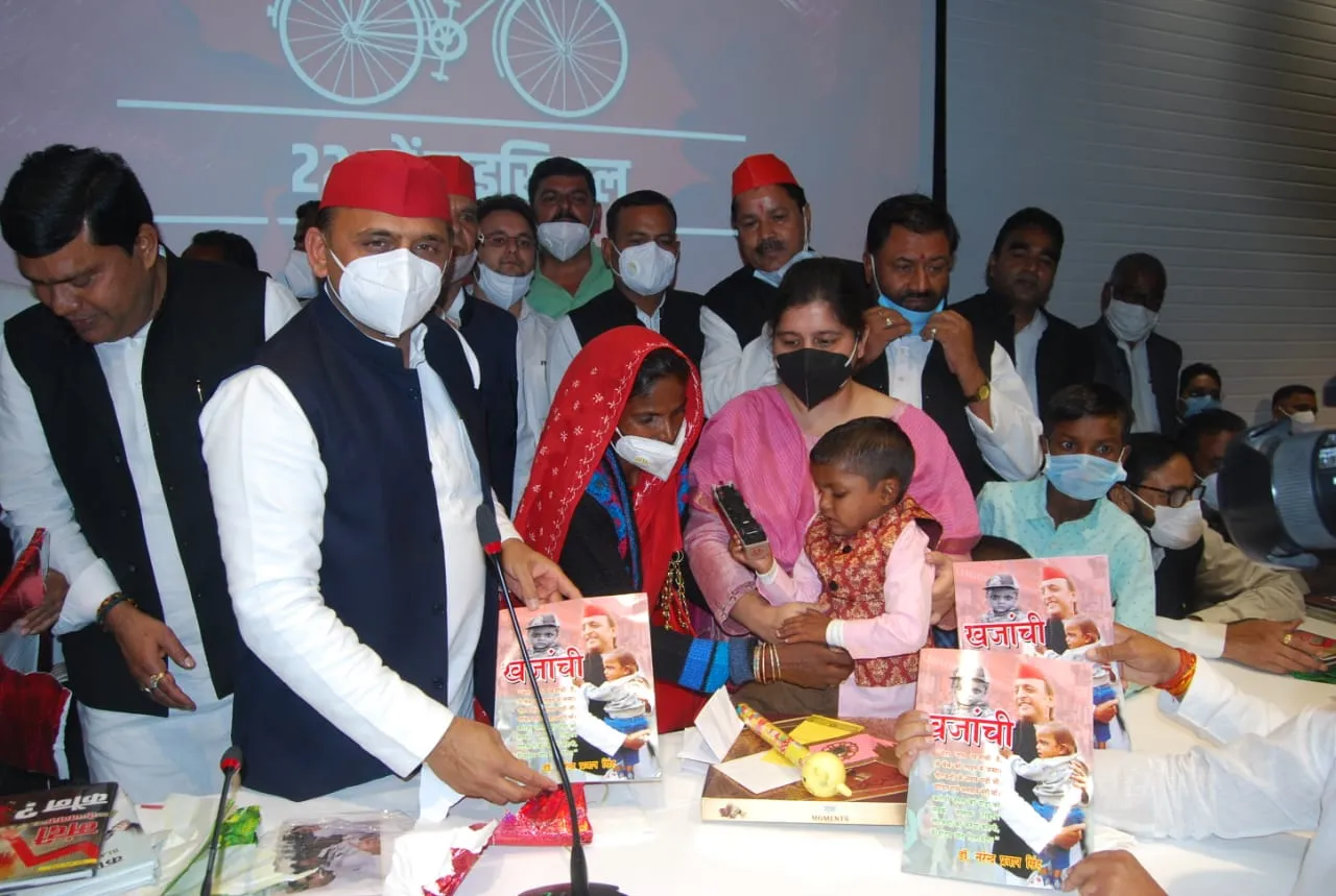 अखिलेश ने मनाया नोटबंदी के दिन पैदा हुये खजांची का जन्मदिन