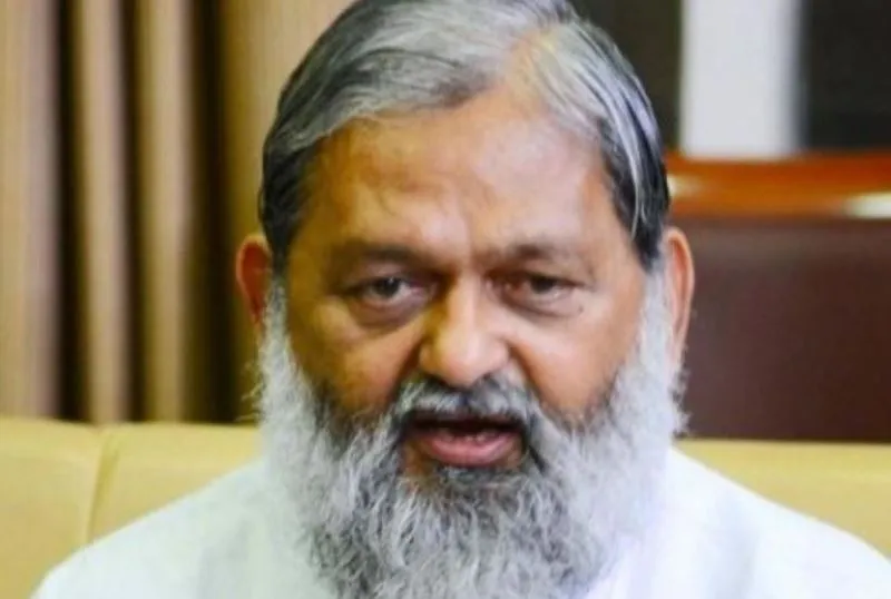 हरियाणा के स्वास्थ्य मंत्री अनिल विज ने लगवाया कोवैक्सीन ट्रायल का पहला टीका