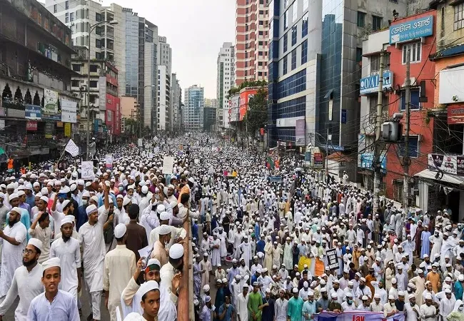 बांग्लादेश में हजारों लोगों ने फ्रांस के खिलाफ किया प्रदर्शन