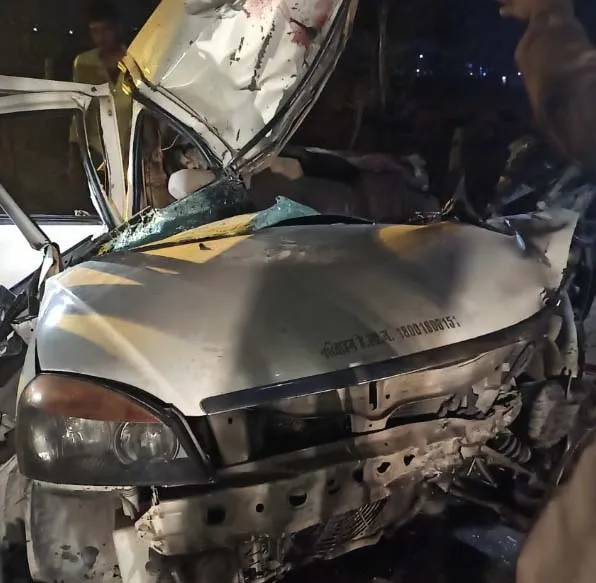 टैंकर का टायर फटने से चार की मौत