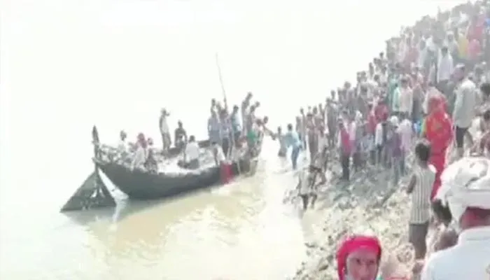 बिहार: भागलपुर में नौका पलटी, पांच की मौत, कई लापता,