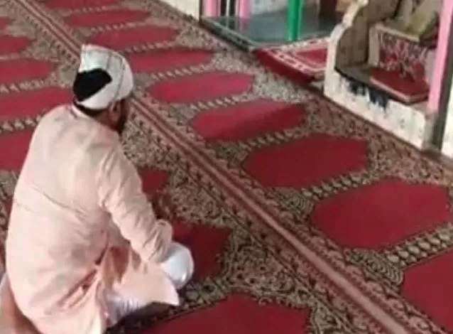 बागपत: भाजपा नेता ने मस्जिद में किया हनुमान चालीसा का पाठ, मौलवी बोले- मैंने दी इजाजत