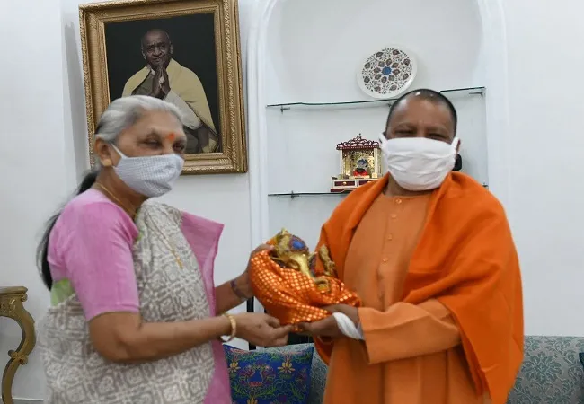 राज्यपाल आनंदीबेन पटेल को सीएम योगी ने दी जन्मदिन की बधाई, भेंट की भगवान गणेश की प्रतिमा