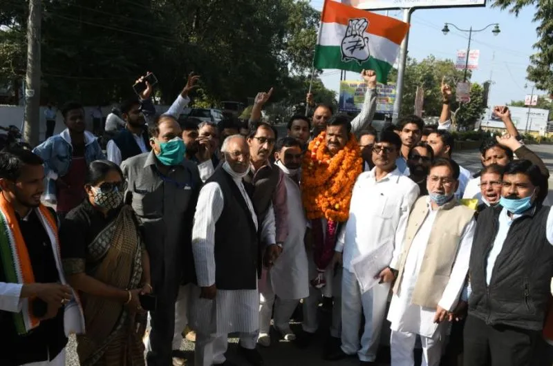 बरेली: कांग्रेस प्रत्याशी मेहंदी हसन समेत पांच ने कराया नामांकन