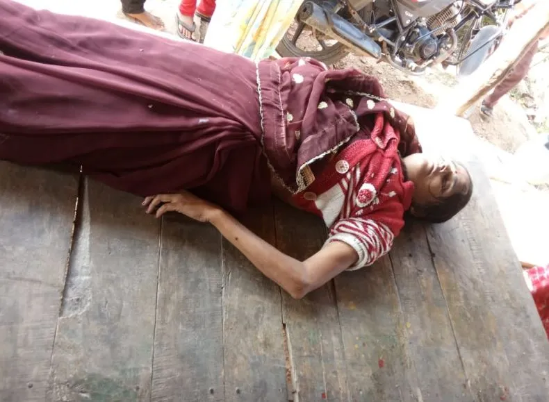 मिर्जापुर: दर्शन-पूजन कर घर लौट रही महिला की बाइक से गिरकर हुई मौत