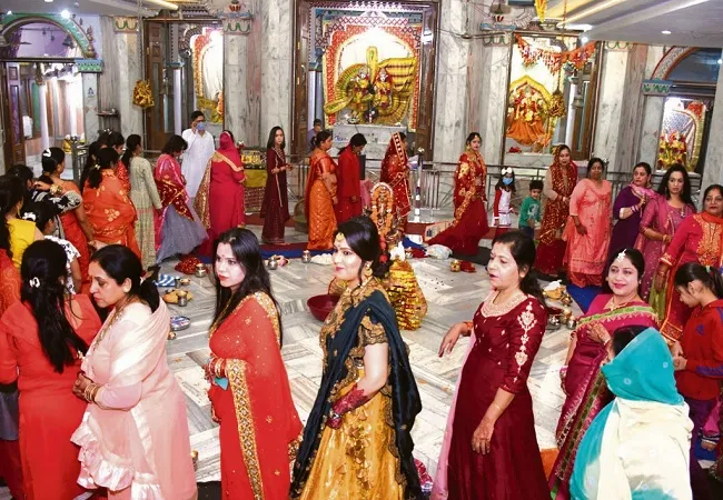 मुरादाबाद: बादलों में देर तक छिपा रहा चांद, दीदार को बेचैन रहीं सुहागिनें
