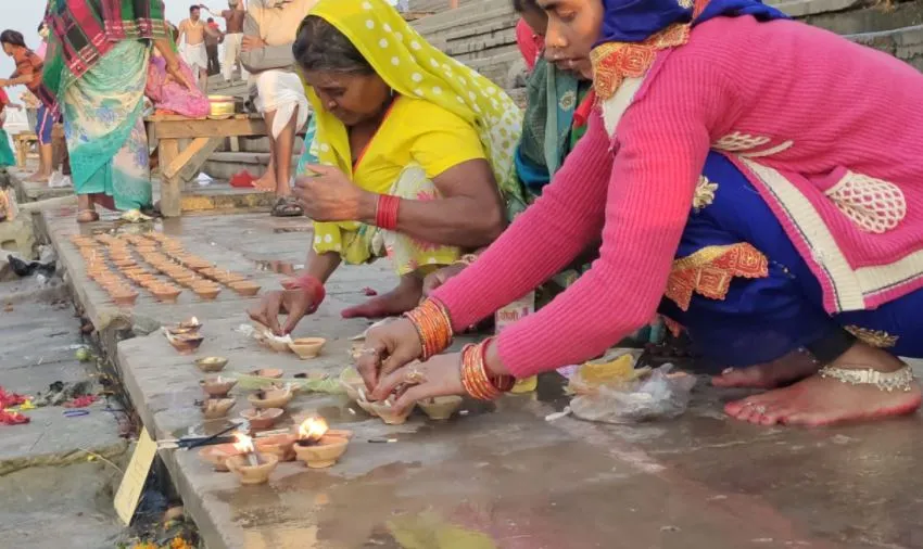 अयोध्या: देव दीपावली पर 51 हजार दीपों से रोशन हुई राम की पैड़ी