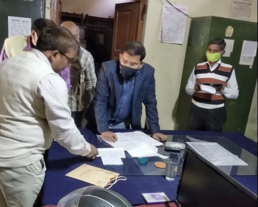 अयोध्या: शासन के निर्देश पर मंडलायुक्त और डीएम ने किया कार्यालयों का औचक निरीक्षण