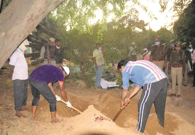 मुरादाबाद: पुलिस ने कब्र से निकाला युवती का शव, भाई ने की थी हत्या