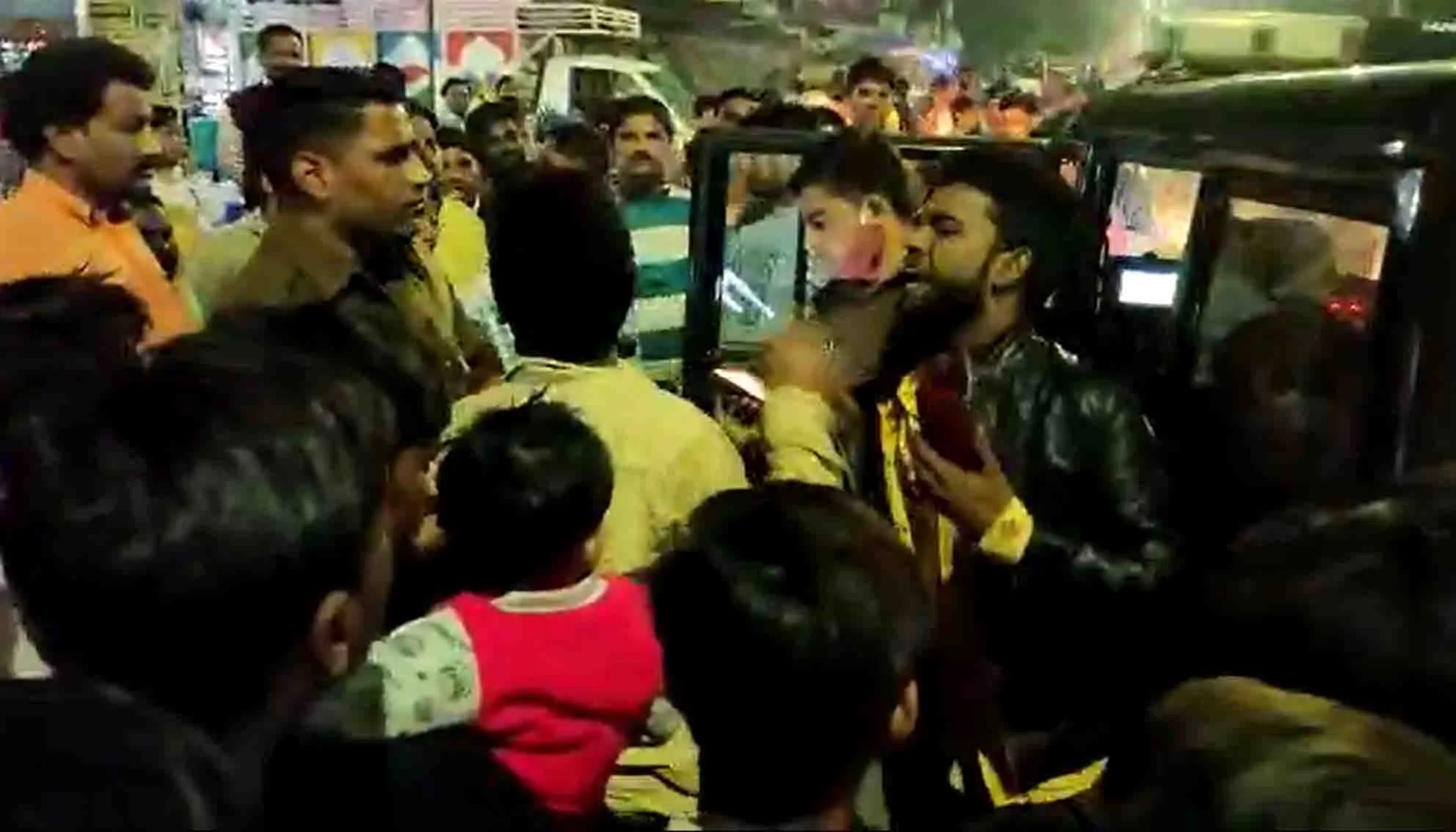 जलालाबाद: मोमोज खाते वक्त प्लेट पर लगा हाथ, हो गया विवाद, आई पुलिस और फिर…