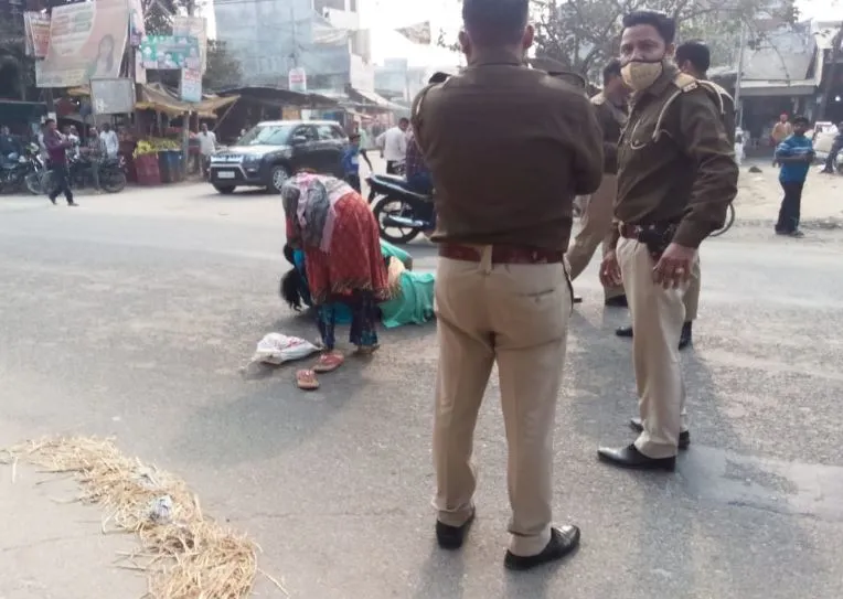 बरेली: चौकी के सामने मां-बेटी का ‘हाई वोल्टेज ड्रामा’, पुलिस के भी फूले हाथ-पांव