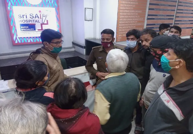 मुरादाबाद: पटरी के बीच दुबकी रही छात्रा और गुजर गई ट्रेन, अस्पताल में भर्ती