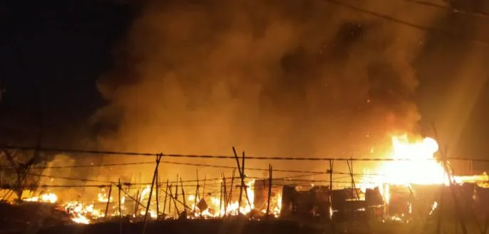 दिल्ली के कीर्ति नगर इलाके में लगी आग, 50 झोपड़ियां जलकर खाक