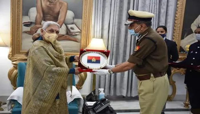 राज्यपाल को पुलिस झंडा दिवस पर स्मृति चिन्ह भेंट