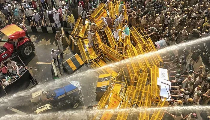 हरियाणा: शंभू सीमा पर किसानों पर पुलिस ने की पानी की बौछार, आंसू गैस के गोले भी छोड़े