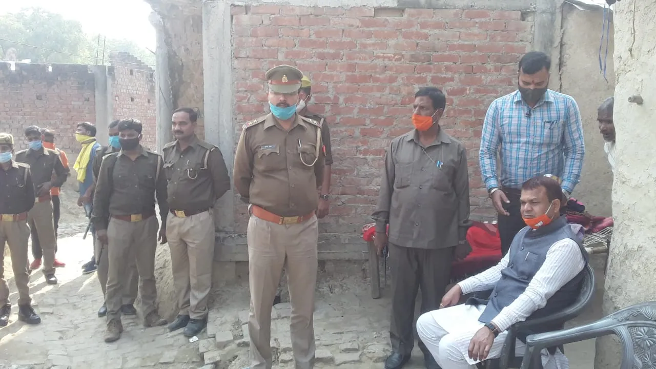 अमेठी: मृतक के घर पहुंचे राज्यमंत्री‚ पूर्वाचंल एक्सप्रेस के मिक्सर से हुई थी मौत