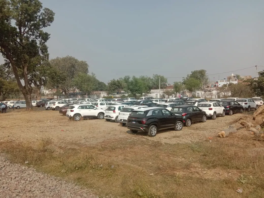 मालगाड़ी से लखनऊ पहुंचे 125 चार पहिया वाहन