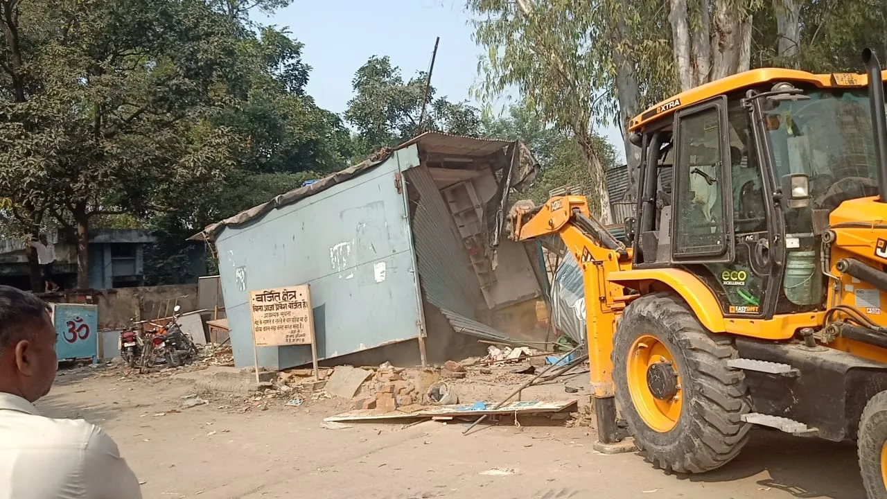 अमेठी: अवैध कब्जे की दुकानों पर प्रशासन का चला बुलडोजर