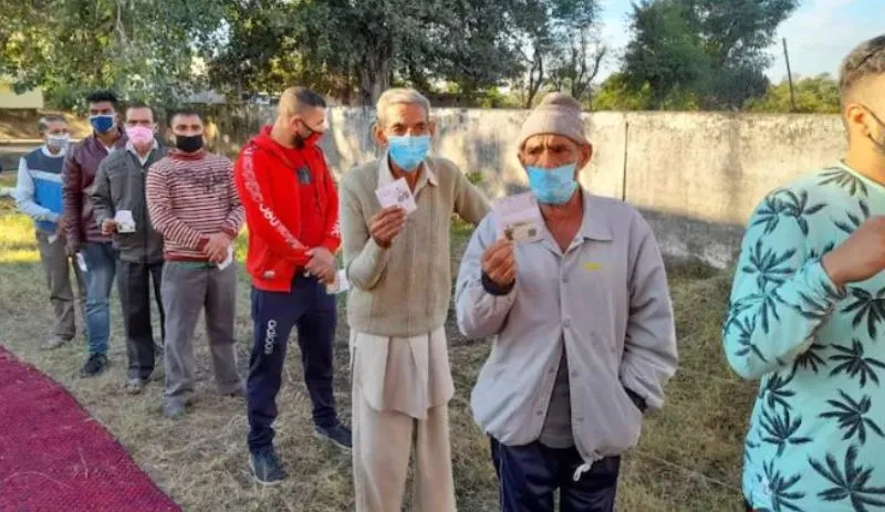 जम्मू कश्मीर: डीडीसी चुनाव के पहले चरण में 52 प्रतिशत मतदान हुआ