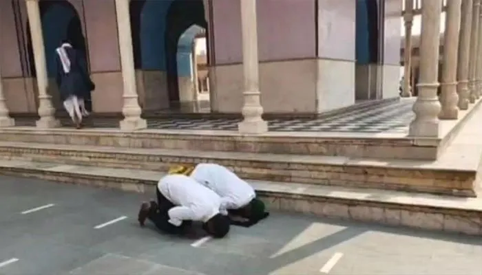 मथुरा: दो युवकों ने मंदिर में पढ़ी नमाज़, फोटो वायरल होने पर FIR दर्ज