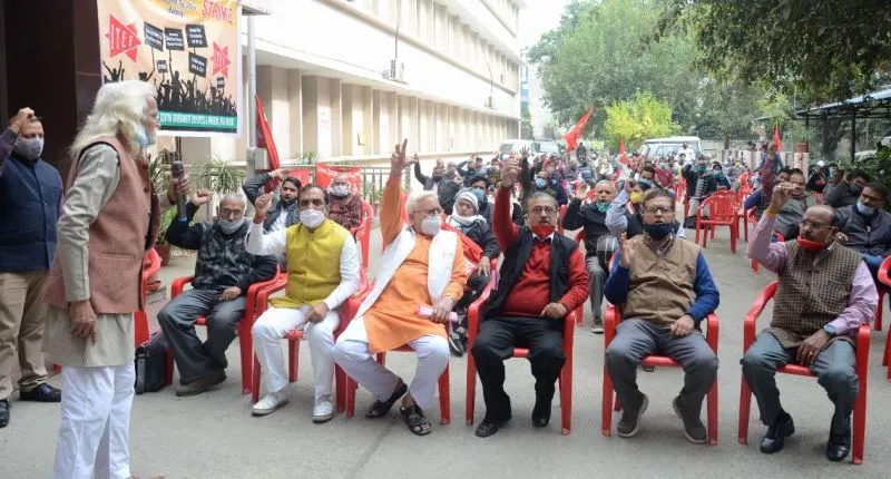 बरेली एस्मा लागू फिर भी नहीं डगमगाए हड़ताली कर्मियों के कदम