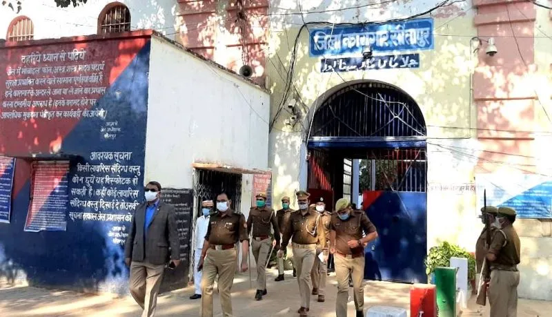 सीतापुर: डीएम, एसपी ने आजम खां की बैरक का किया निरीक्षण