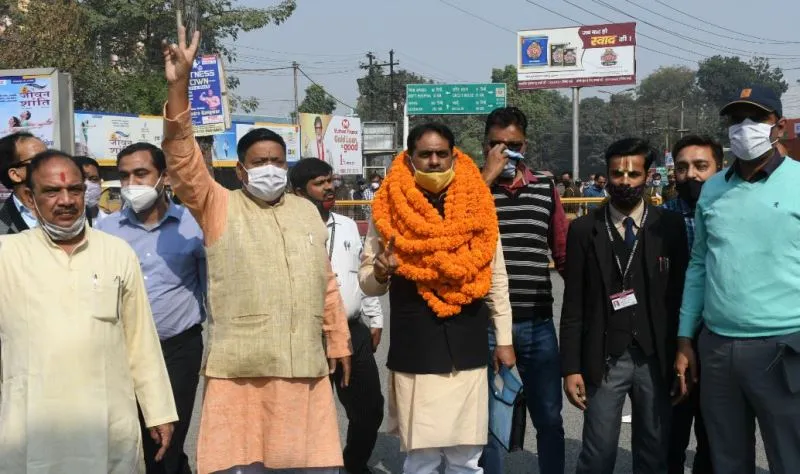 बरेली: तीसरे दिन सुनीत गिरि ने भरा नामांकन, 20 ने खरीदे पर्चे