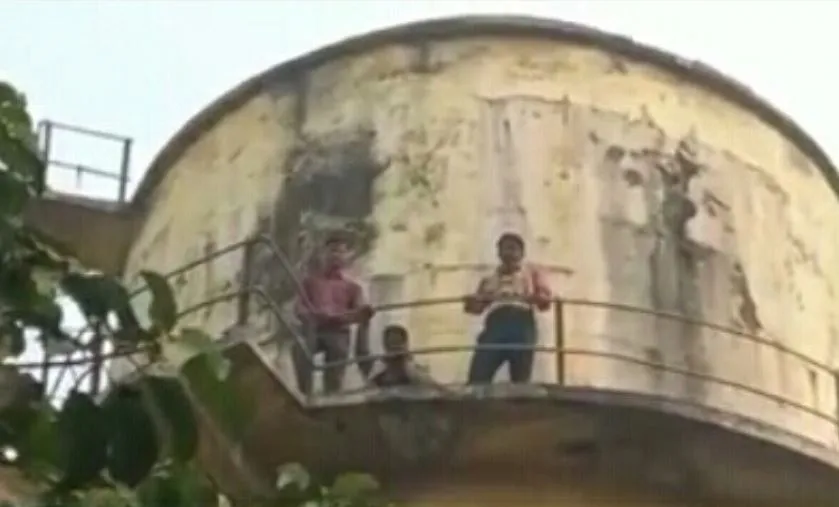शाहजहांपुर: धान नहीं खरीदे जाने से नाराज किसान पानी की टंकी पर चढ़े