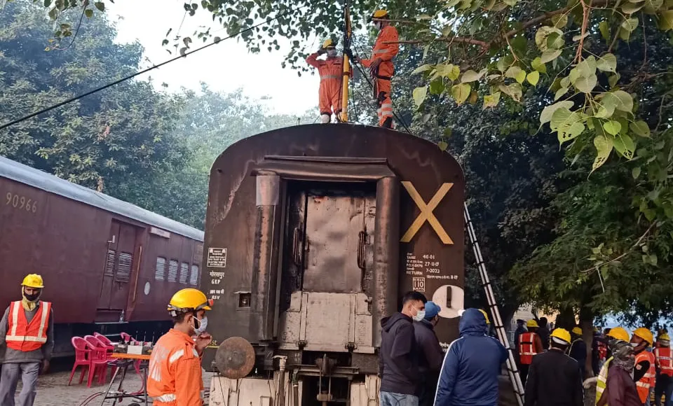 ऐशबाग स्टेशन के पास दुर्घटनाग्रस्त हुई पूजा स्पेशल ट्रेन