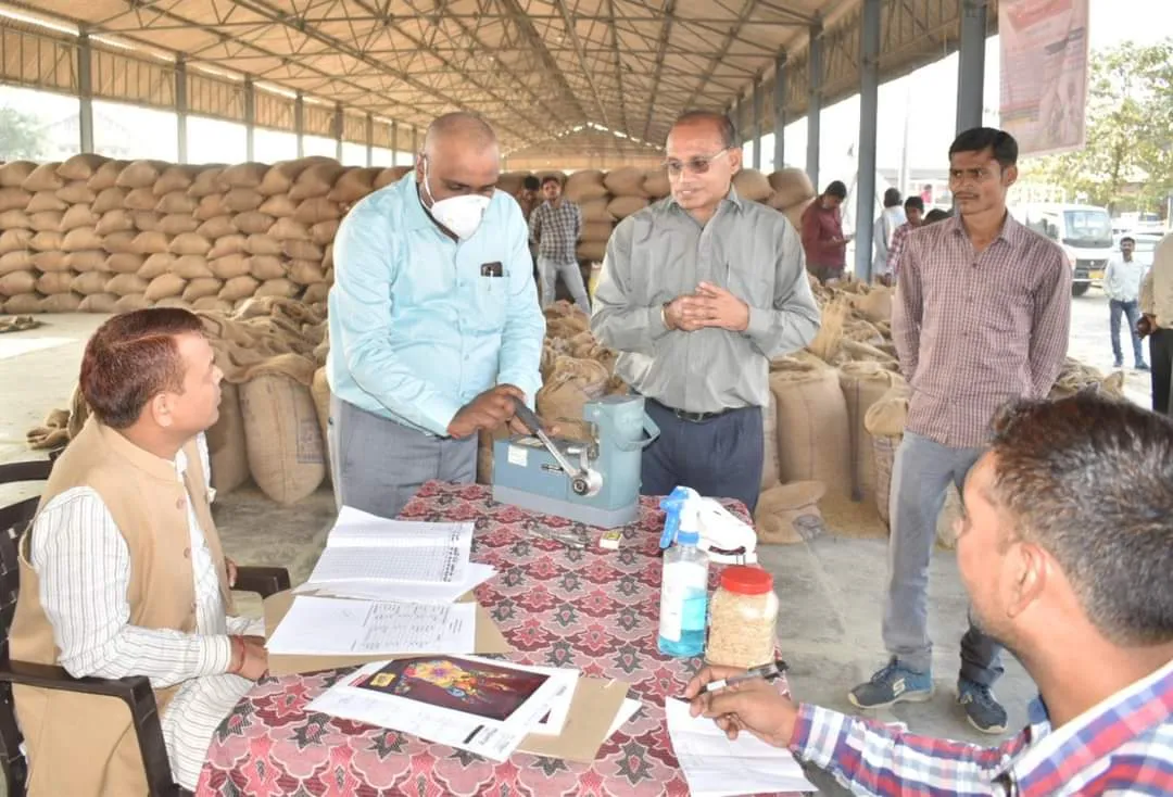 अमेठी: मंत्री ने जाफरगंज मंडी सचिव को लगाई फटकार