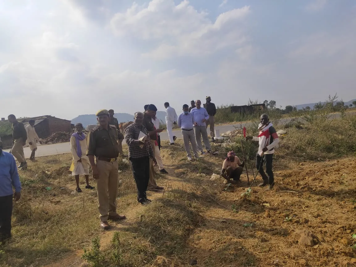 मिर्जापुर: भू–माफिया की जमीन की कुर्की की कार्रवाई