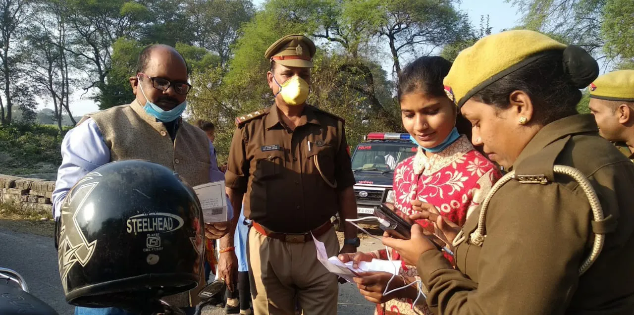 बेटी ने किया अपने पिता की बाइक का चालान