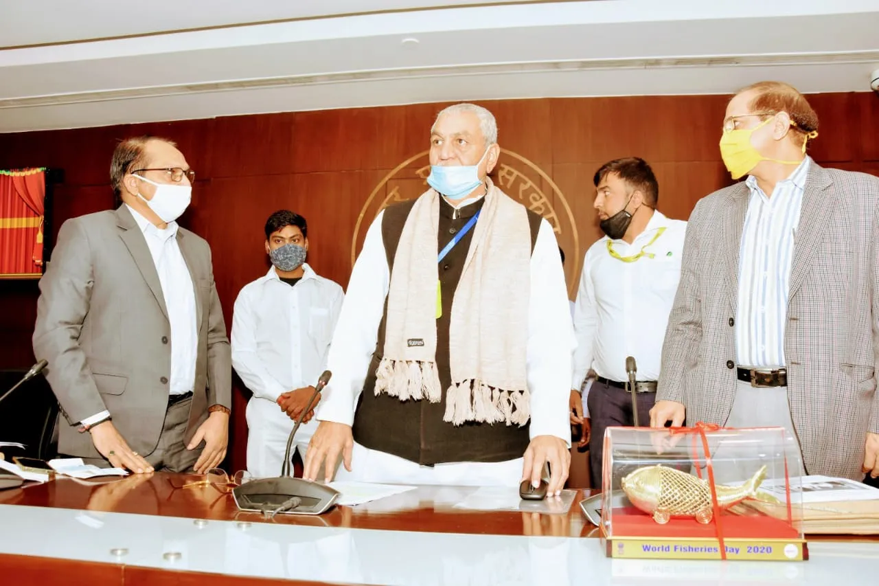 लोक भवन में आयोजित पत्रकार वार्ता करते मंत्री पशुपालन एवं मत्स्य विभाग लक्ष्मी नारायण चौधरी