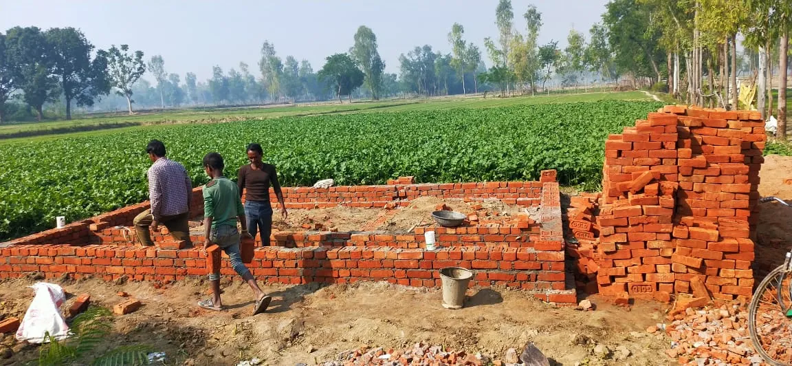 बाराबंकी: सामुदायिक शौचालय के निर्माण में नाबालिग से लिया जा रहा काम