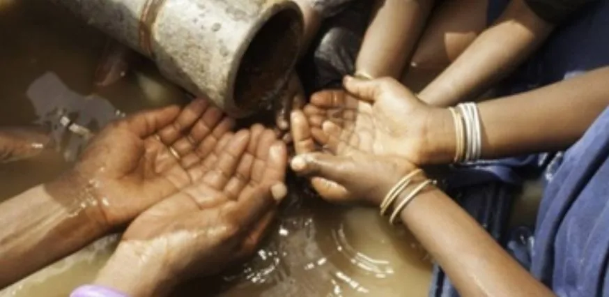 नैनीताल में पानी के लिए हाहाकार, प्राकृतिक जलस्रोतों के सहारे पानी पी रहे लोग