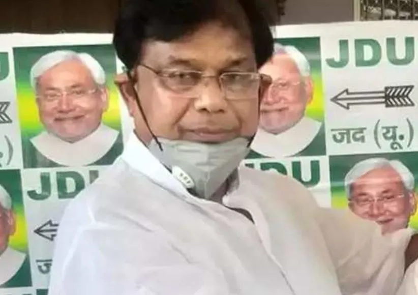 तेजस्वी के वार से नीतीश बेहाल, बिहार के शिक्षा मंत्री ने दिया इस्तीफा