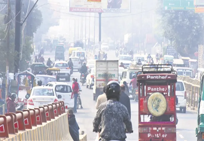 मुरादाबाद: खराब हवा से आंखों में जलन और सांस लेने की दिक्कत