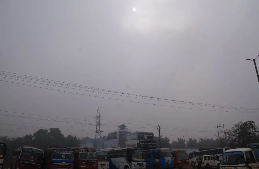 बरेली: आसमान पर कोहरे की चादर, सड़क पर जानलेवा सफर