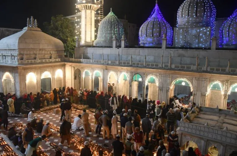 बरेली: मन्नतों के चिरागों से जगमगा उठी खानकाह-ए-नियाजिया